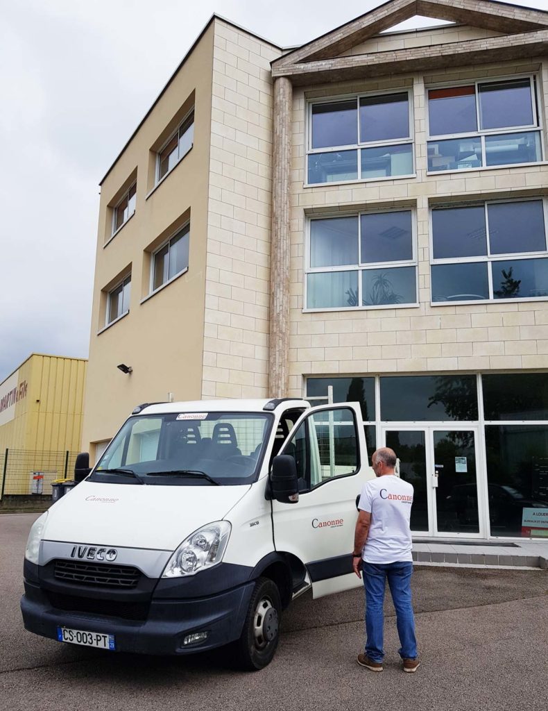 Le camion de la Canonne et son associé devant les bureaux à Ecquevilly (Yvelines, 78)